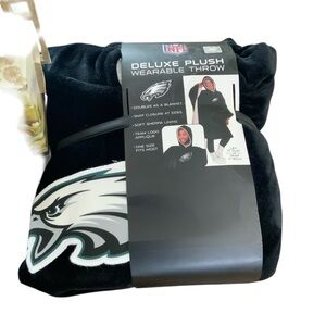 NFL Eagles Black Deluxe Plush Wearable Throw